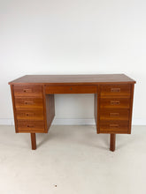 Afbeelding in Gallery-weergave laden, Zweeds Teak Bureau
