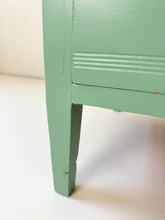 Load image into Gallery viewer, Opgeknapte Vintage Commode / Ladekast
