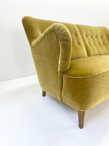 <transcy>Yellow Velvet Sofa</transcy>